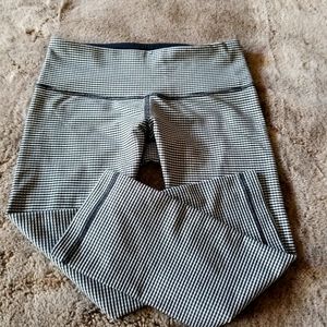 Lululemon capri Legging in navy & white pattern size 4